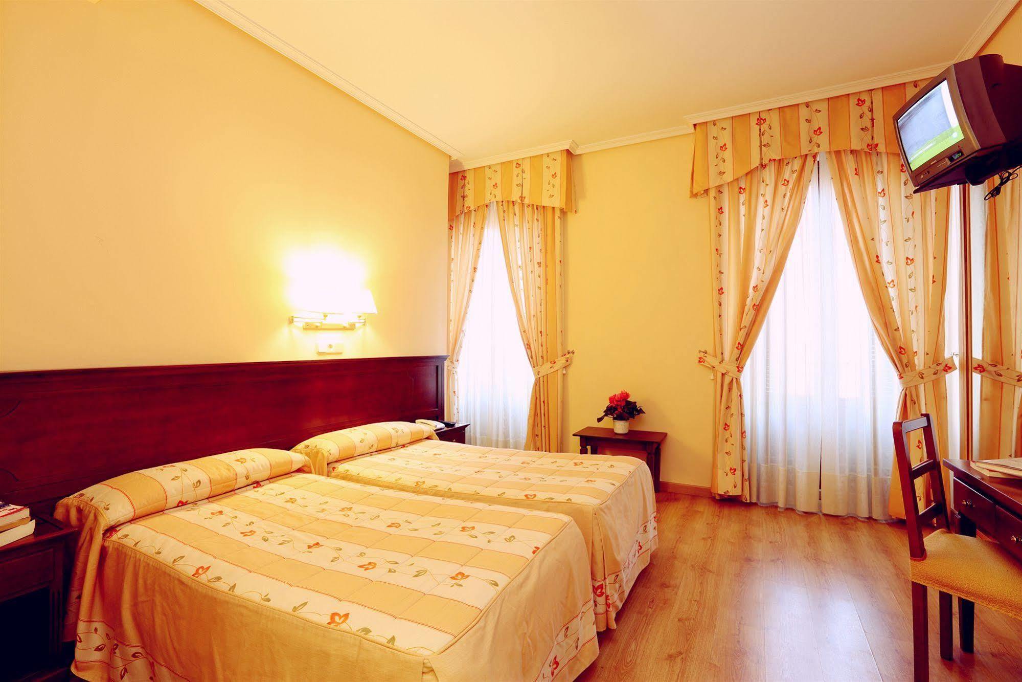 Hostal Sil & Serranos Madrid Kültér fotó