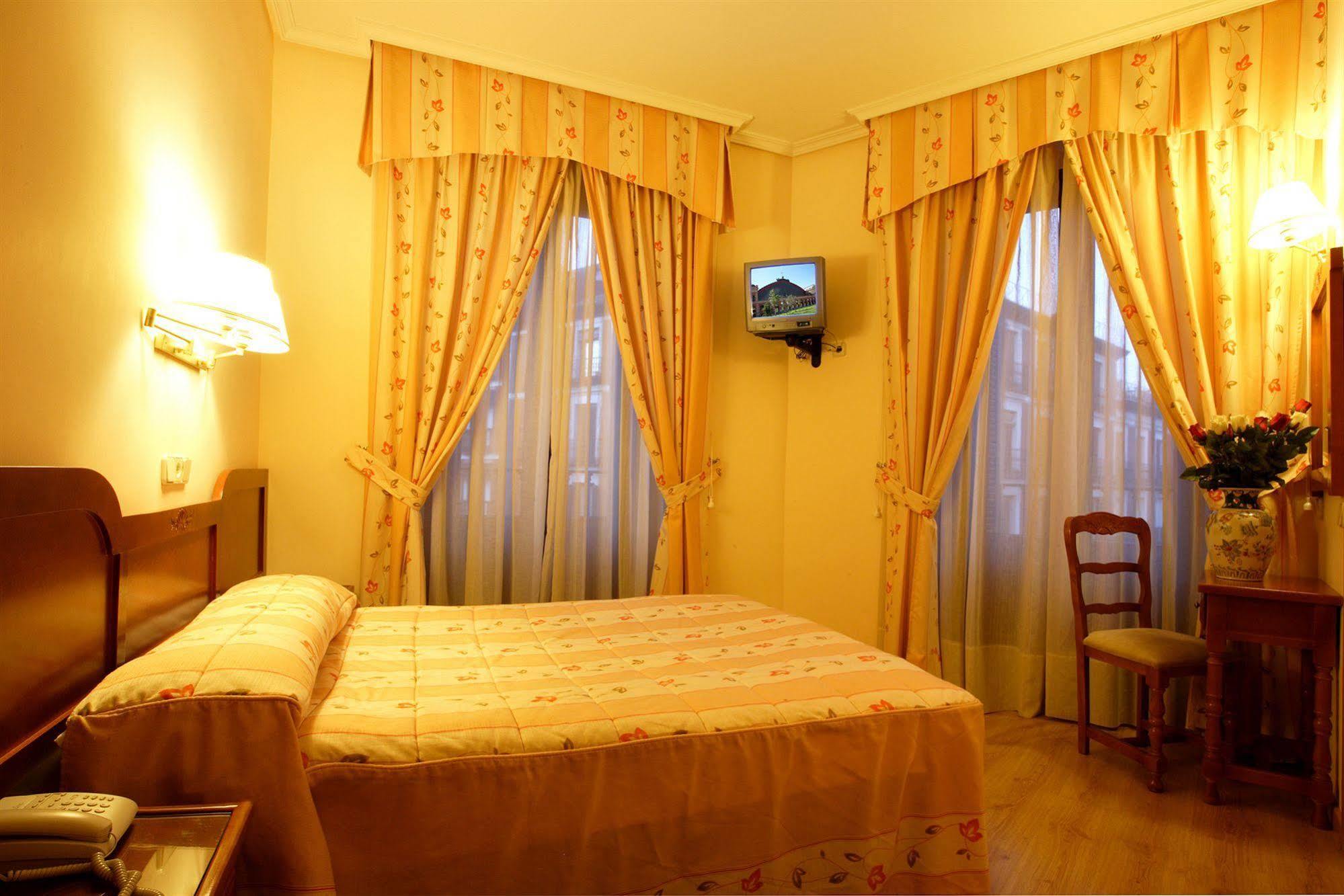 Hostal Sil & Serranos Madrid Kültér fotó