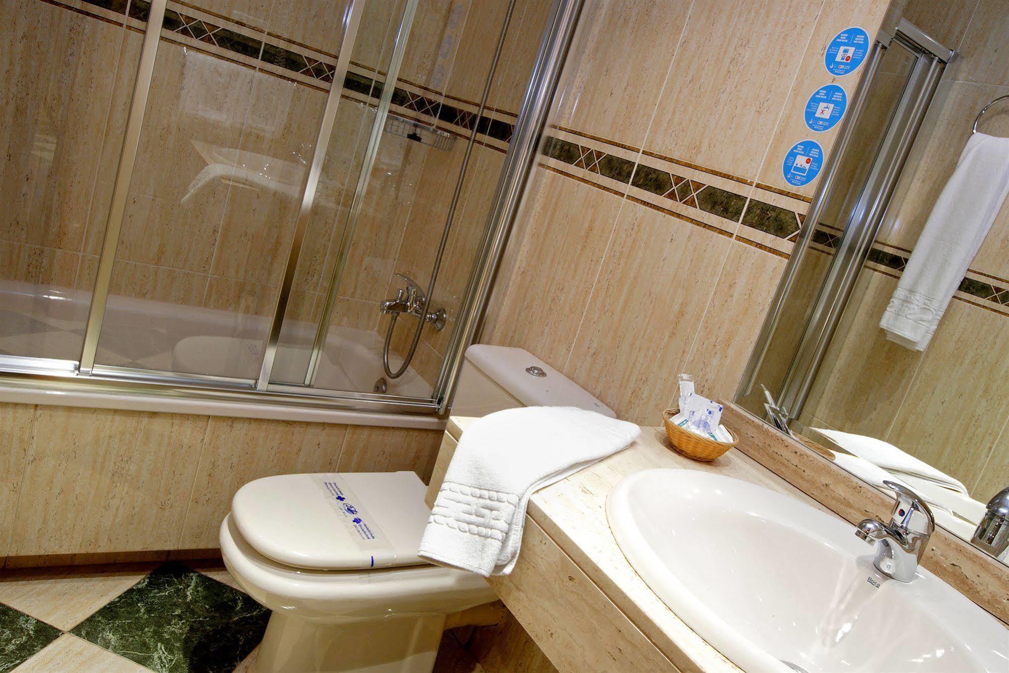 Hostal Sil & Serranos Madrid Kültér fotó