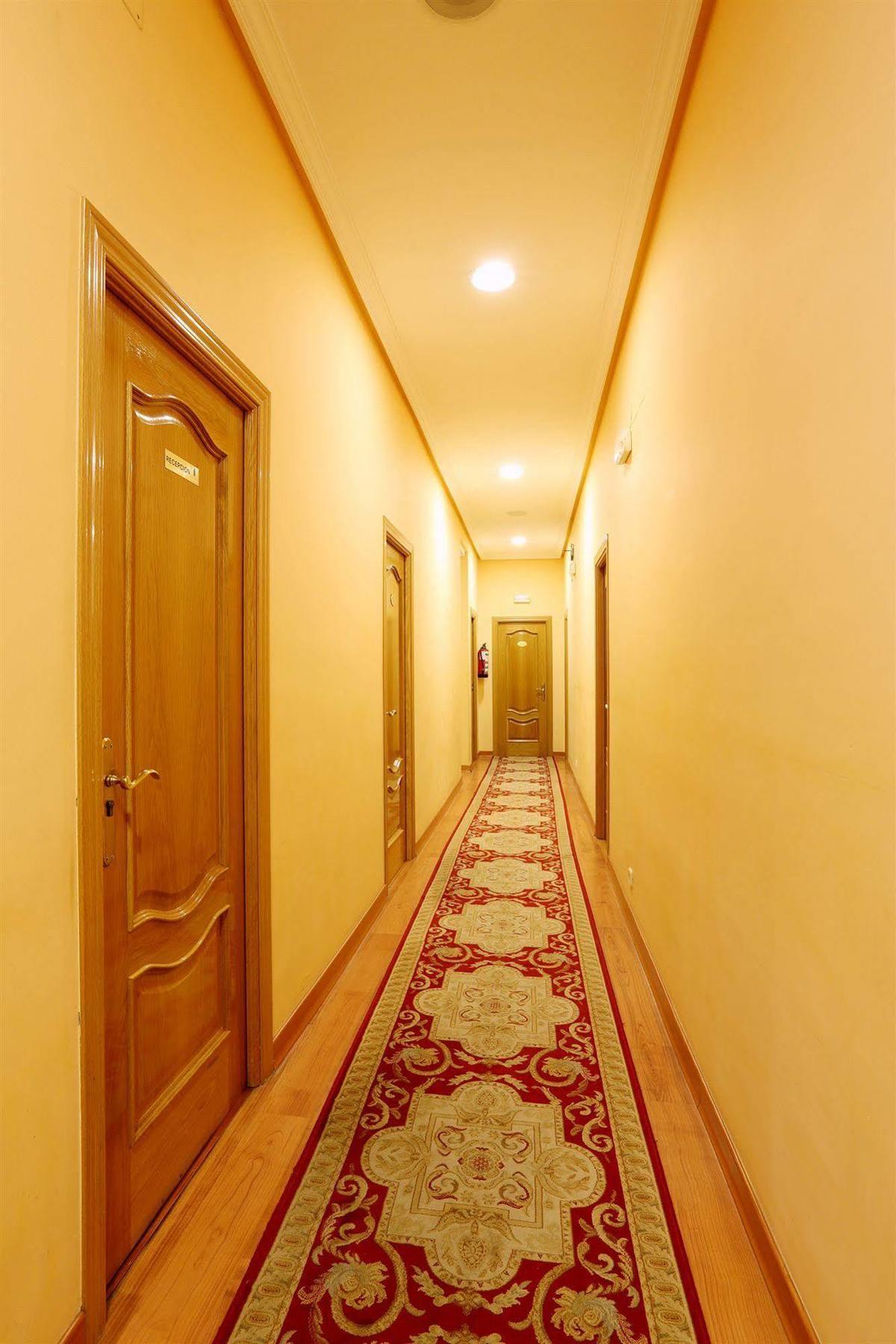 Hostal Sil & Serranos Madrid Kültér fotó