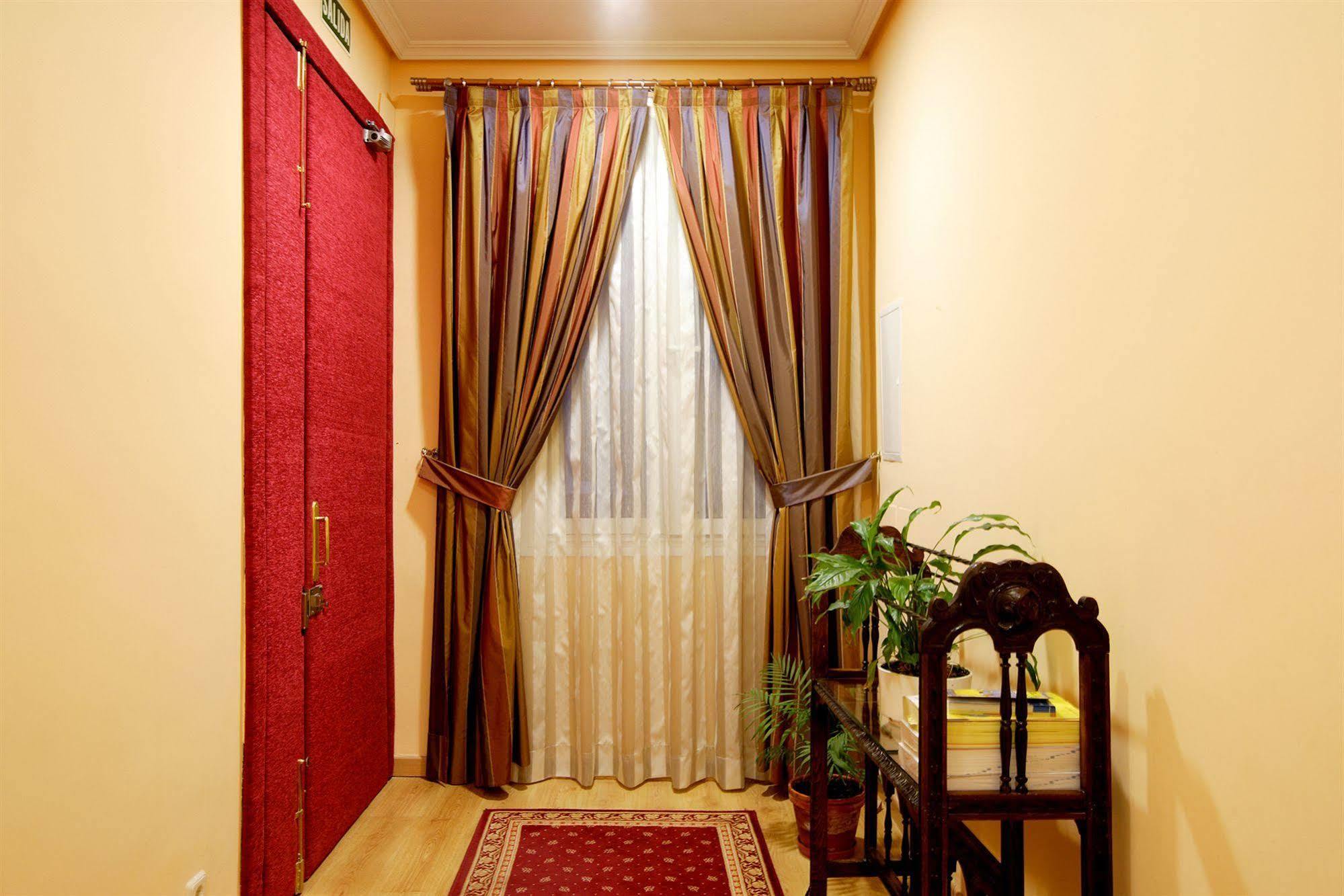 Hostal Sil & Serranos Madrid Kültér fotó